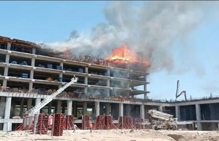 Antalya’da otel inşaatında yangın
