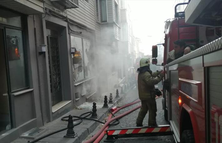 Sultanahmet'te 5 katlı otelde yangın