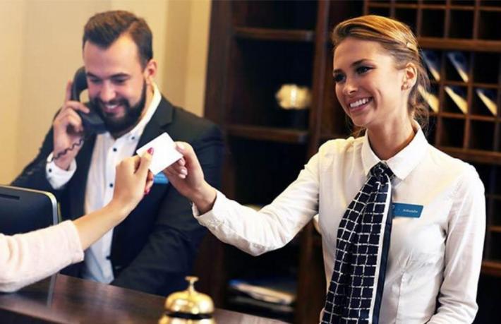 Turizmde çalışan kadın erkek sayısı eşit ama... Ücretler eşit değil
