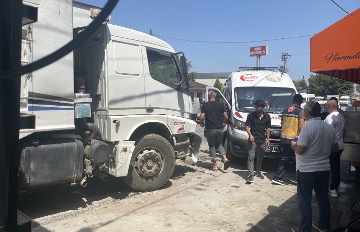 Turistleri taşıyan midibüse hafriyat kamyonu çarptı... 8 yaralı