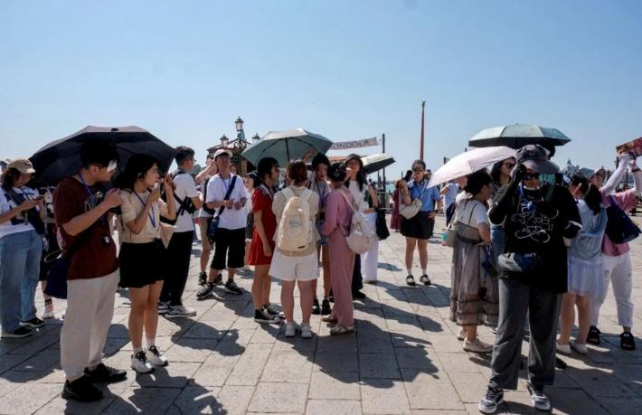 3 milyon nüfuslu kente 12 milyon turist gitti… Halk turistleri istemiyor