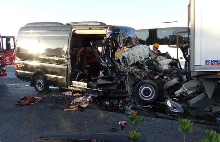 Tur minibüsü TIR’a çarptı... 2 turist hayatını kaybetti, 10 turist yaralı