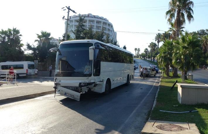 Antalya’da otel servis otobüsü 2 araca çarptı: 6 yaralı