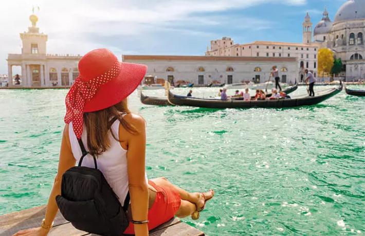 Ünlü tatil beldesinde kaldırıma oturana para cezası