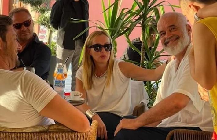 Hesabı ödemeden kaçan İtalyan turistlerin parasını başbakan ödedi