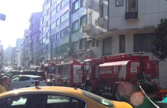 İstanbul'da 5 katlı otelde yangın