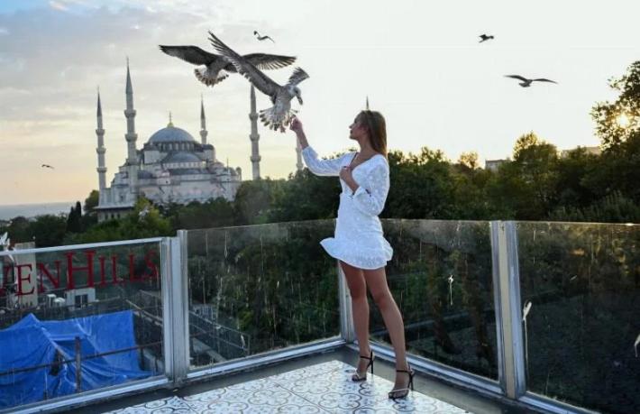 İstanbul'da 2 bin turist her gün aynı pozu veriyor
