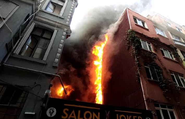 Beyoğlu’nda 5 katlı otelde yangın paniği