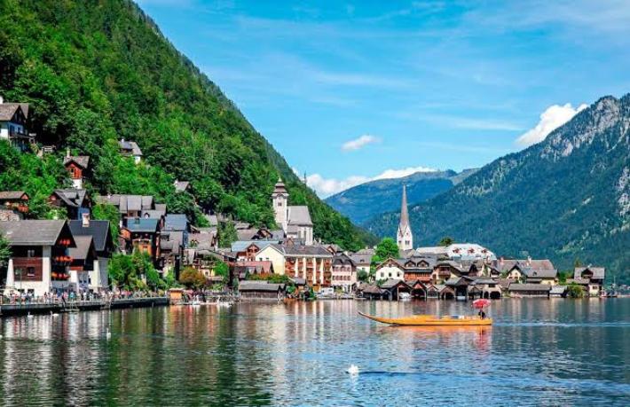 'Daha fazla turist istemiyoruz' diye ayaklandılar