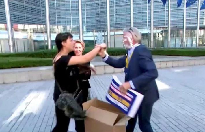 Ryanair CEO'suna pastalı saldırı