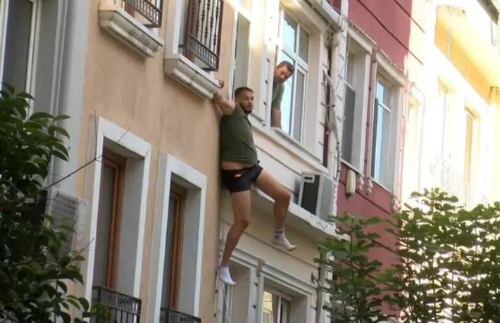 Beyoğlu'nda turist intihar girişiminde bulundu