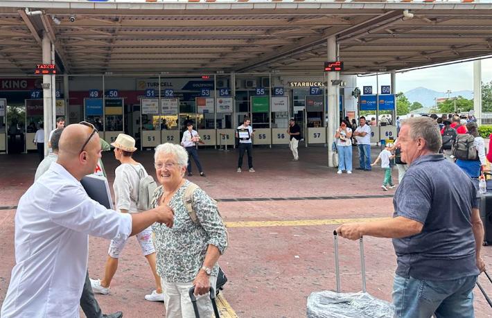 Havuz kenarında yatanlar gitti, karış karış gezenler geliyor
