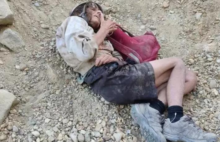Fransız gezgini düştüğü madenden avcılar kurtardı