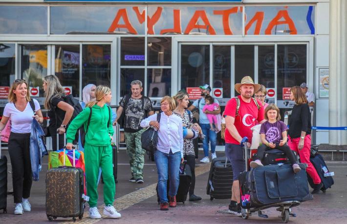 Antalya rekorlara devam ediyor... 8 ayda 10 milyonu aşkın turist ağırladı