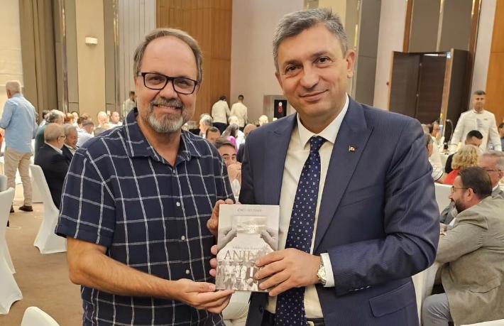‘Dünya Turizm Günü’nde Vali Şahin’e anlamlı hediye