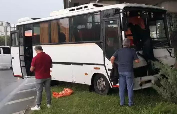 Otel çalışanlarını taşıyan servis aracı kaza yaptı... 2 yaralı