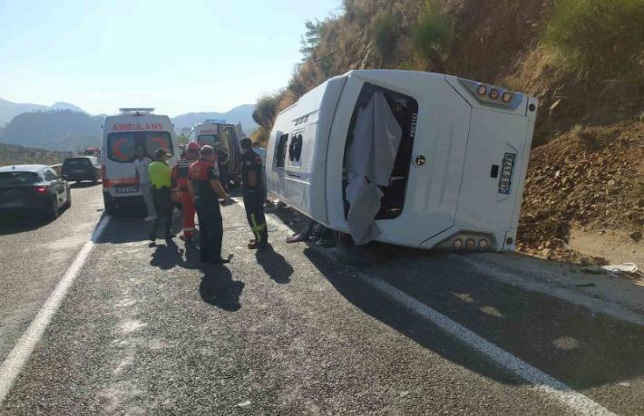Otel personelini taşıyan servis kaza yaptı... 4 yaralı