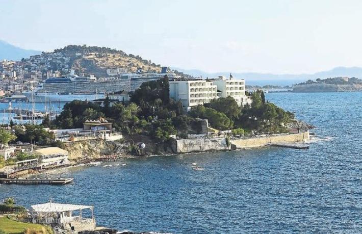 Kuşadası'nın tarihi oteli yıkıldı