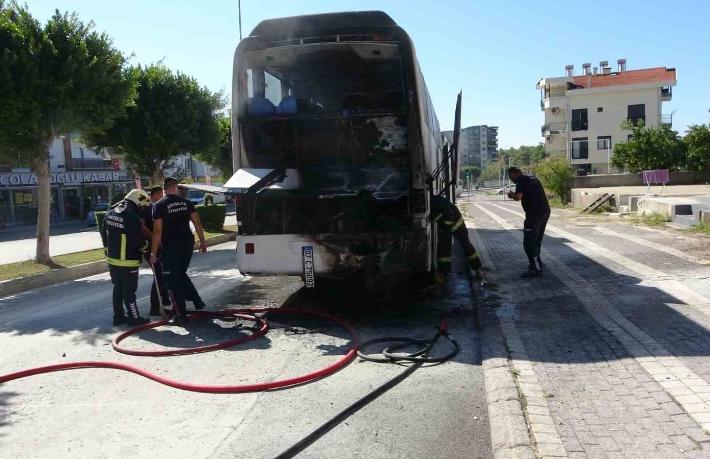 Otel servis otobüsü hareket halindeyken yandı