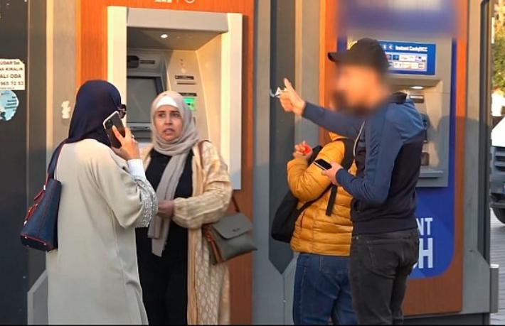 Taksim’de yardım bahanesiyle turistlerin kredi kartını çaldılar