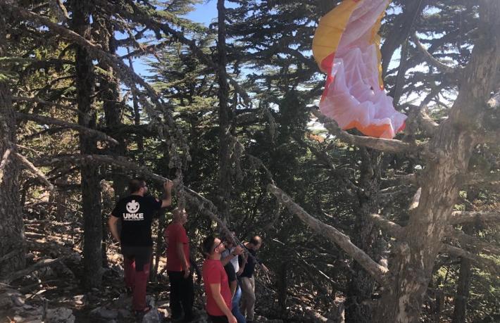 Yamaç paraşütü yapan turist ağaçta mahsur kaldı