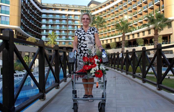 Alman turist Antalya’da otelin ‘Kraliçesi’ oldu