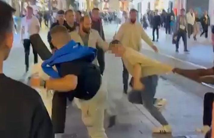 Taksim'de saç ektiren turistlerin pansuman kavgası... Tekmeler havada uçuştu