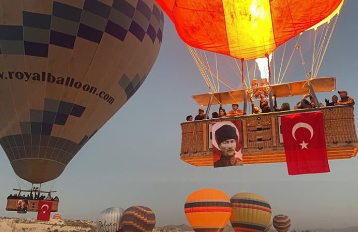 Kapadokya'da 100'üncü yıl coşkusu... 152 balon Türk bayrakları ve Atatürk posterleriyle havalandı