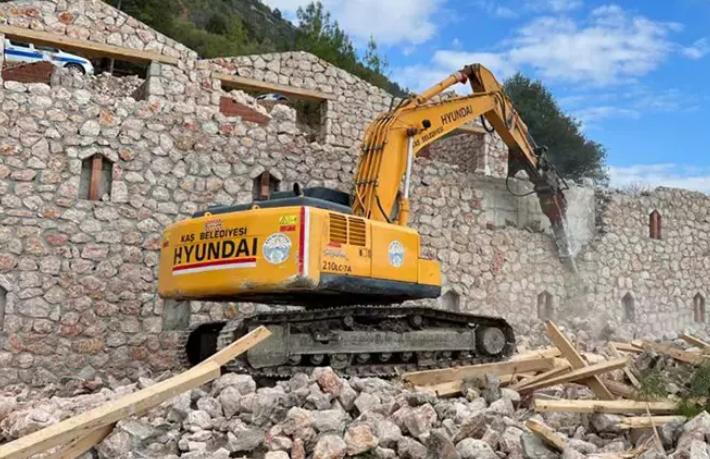 Ünlü tatil beldesinde kaçak yapılar yıkılıyor... Aralarında yabancılara ait olanlar da var
