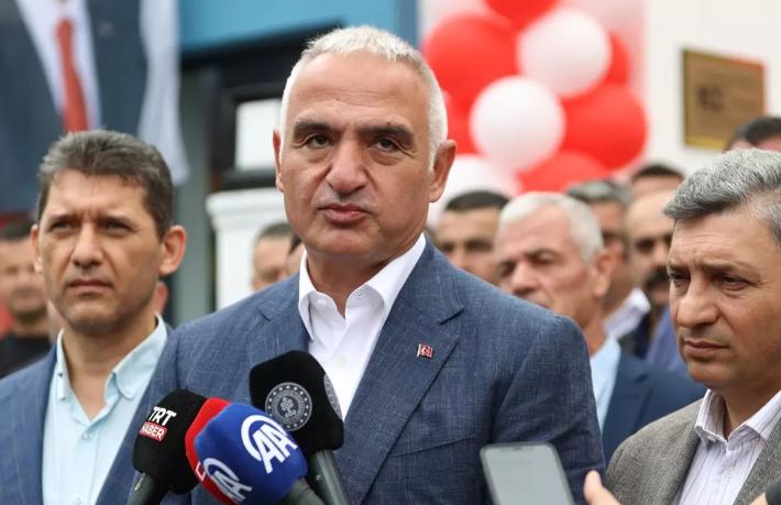 Bakan Ersoy WTM'de Türkiye'nin İngiliz turist hedefini açıkladı... Bu yıl 3.8, 2026'da 5 milyon