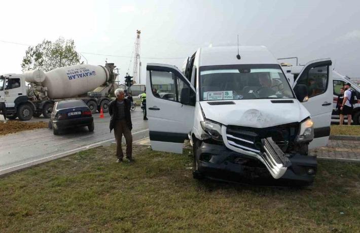 Manavgat'ta turist minibüsü kazası... 2 turist yaralı