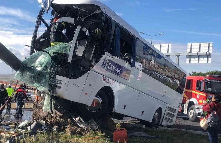Taylandlı turistleri taşıyan tur otobüsü kaza yaptı... 2 ölü, 20 yaralı