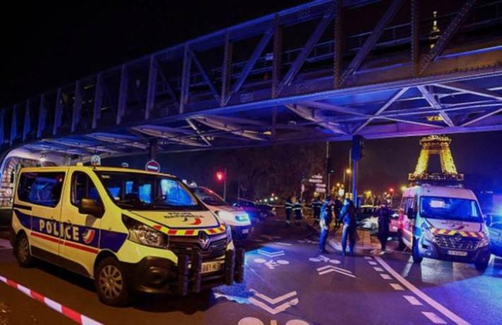 Paris’in göbeğinde turistlere bıçaklı saldırı... Bir Alman turist hayatını kaybetti