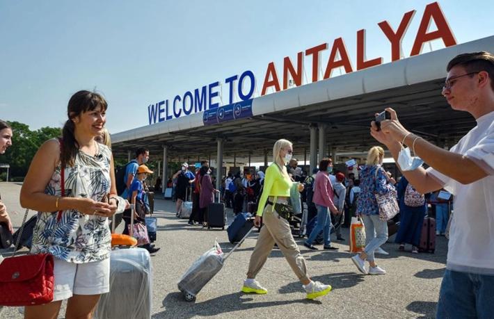 Antalya 11 ayda turist rekoru kırdı