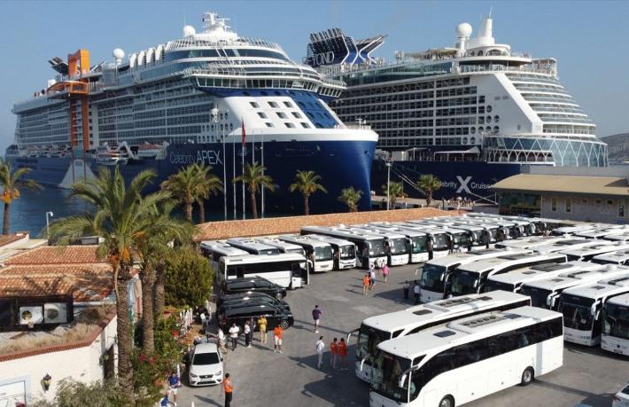 Her iki kruvaziyerden biri Kuşadası'na yanaştı... Gemi ve turist sayısında hedefler aşıldı