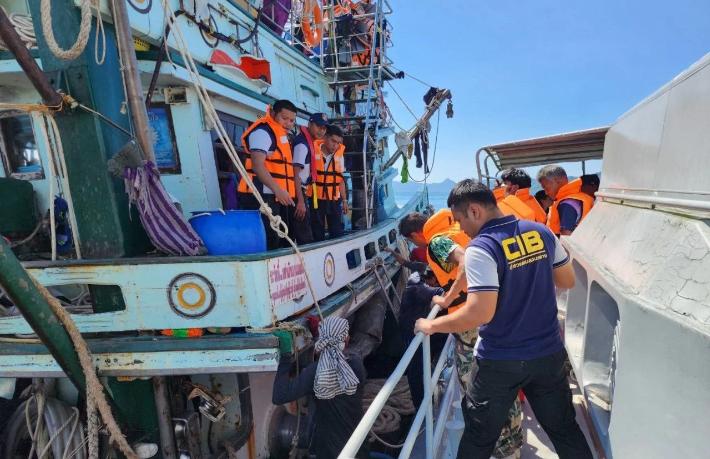 Tur teknesi alabora oldu... 2 turist kayıp