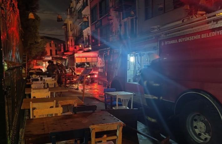 Beyoğlu’nda 4 katlı otelde korkutan yangın