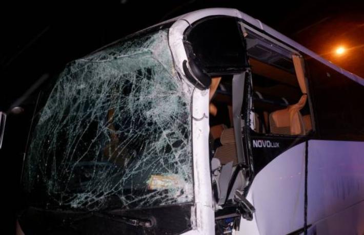Polis servisi ile turist otobüsü çarpıştı