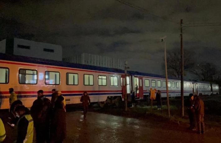 İçi turist dolu yolcu treni beton mikseri ile çarpıştı