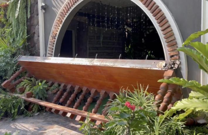Otel balkonu çöktü, 13 kişi yaralandı