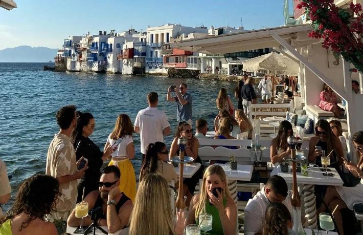 Midilli Adası'na 24 saatte 1700 Türk turist gitti