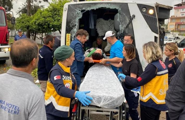 Antalya’da otel çalışanlarını taşıyan servis devrildi... 19 yaralı