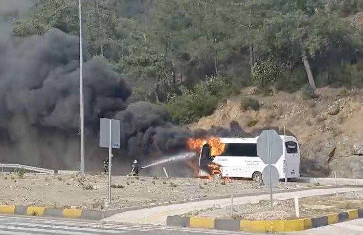 Otel çalışanlarını taşıyan servis midibüsü seyir halinde alev aldı