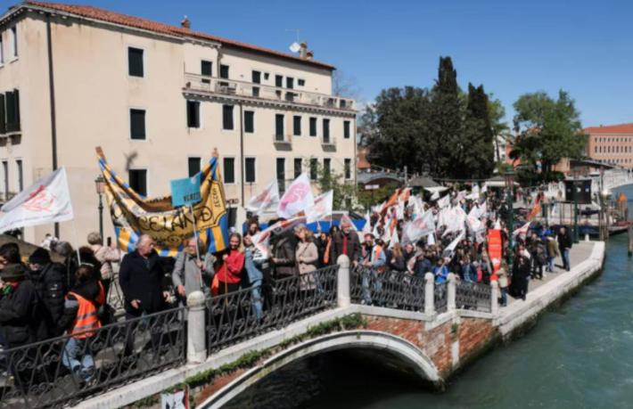 Venedikliler, turistlere paralı giriş uygulamasını da protesto etti