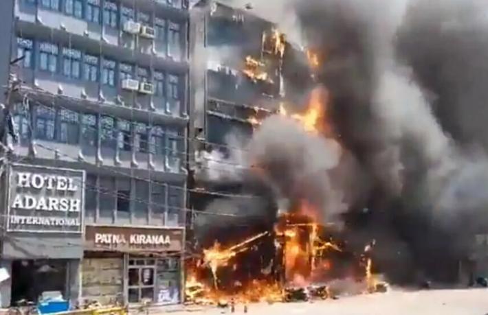 Hindistan’da otel yangını: 6 kişi hayatını kaybetti