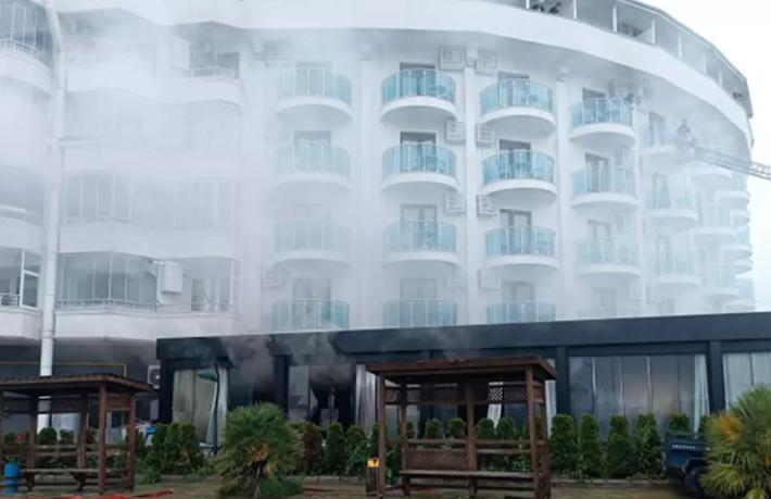 Düzce’de otel yangını... 3 kişi hastaneye kaldırıldı