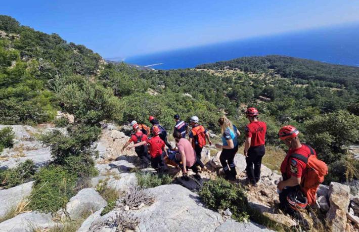 Likya yolunda düşen turist kurtarıldı