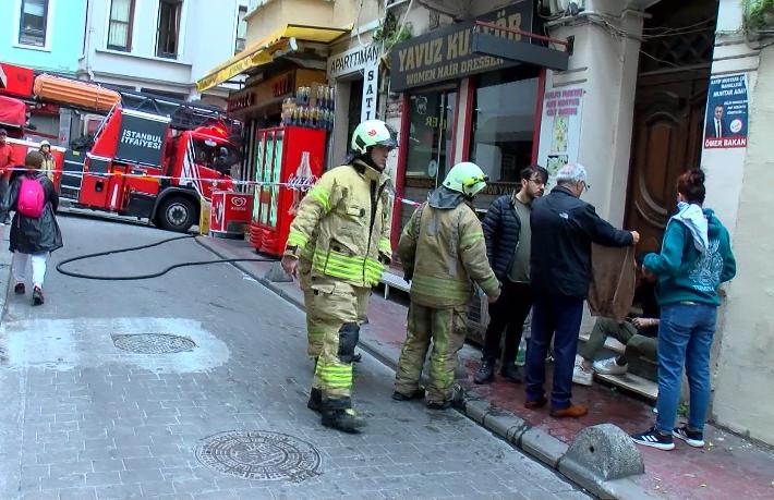 Beyoğlu'nda korkutan otel yangını