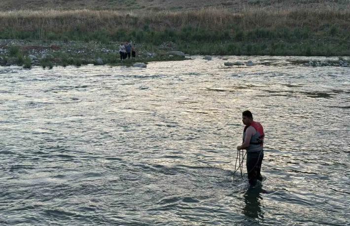 Baraj kapakları açılınca 11 turist suda mahsur kaldı