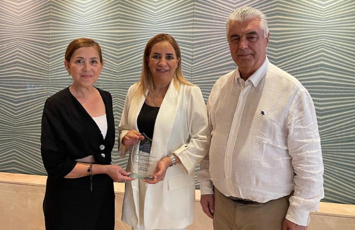 Emel Elik Bezaroğlu’na başarı ödülü